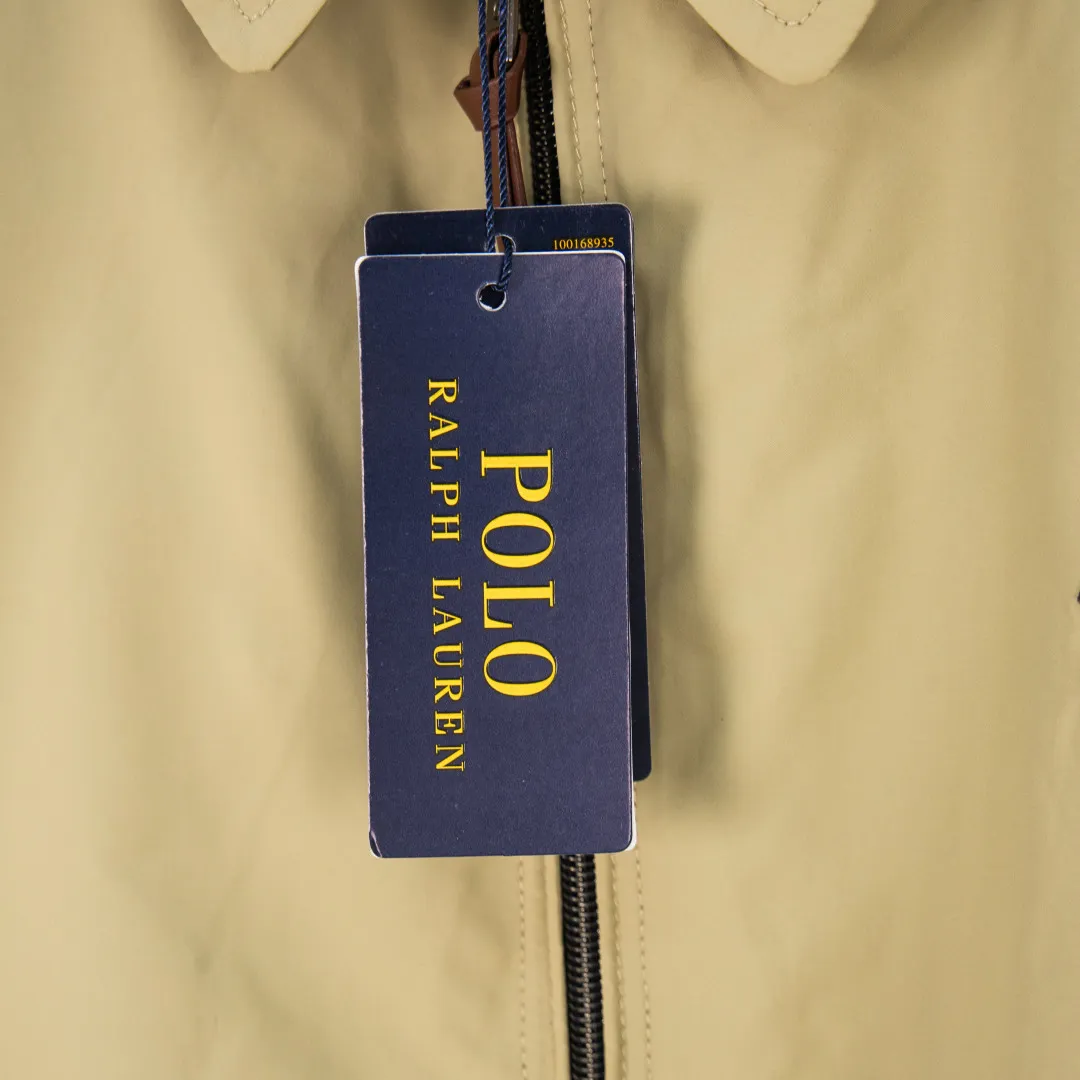 P360 zp version [exclusive supply] - Ralph Lauren/Ralph Lauren SS25 new double-layer windproof and water-repellent classic old cadre style light casual jacket - double-layer design, same color inside and outside S237 high-density micro-water-repellent craft fabric (100% T) ✅ | - Custom-woven double-layer rabbit velvet stitched thread, non-market misprinted mercerized cotton ✅ - Customized two-color webbing strip on the back collar, with zipper side pockets inside ✅ - POLO brand zipper, genuine leather zipper piece, dark and light two-color buttons ✅ - RL25SS new jacket fabric is made of lightweight polyester fiber, windproof and waterproof, more lightweight, suitable for traveling or daily outdoor sports, simple line design and wide and neat tailoring, unisex style for both men and women, good for commuting, classic and durable, Color: Black, Gray White, Light Card Size: S M L XL Number: WW10739